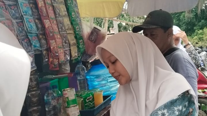 Aini Zahra, Siswi Madrasah Berprestasi yang Membantu Ayah Berjualan Es di Sekolah
