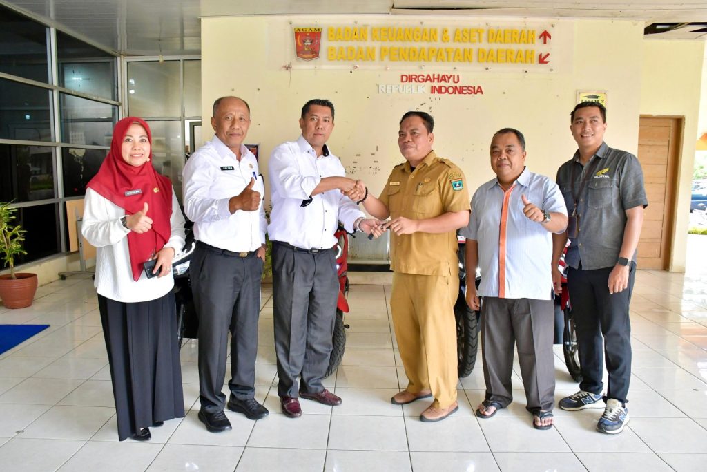 Pemkab Agam Serahkan Empat Motor Operasional untuk Dukung Pemungutan Pajak Kendaraan Bermotor
